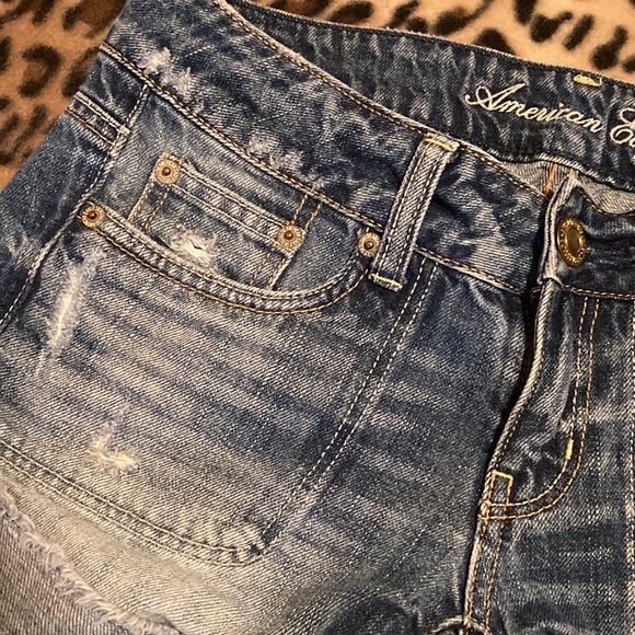 2 for $40 AMERICAN EAGLE Shorts Women’s Size 2 AEO Distressed Denim Jean Shorts - Picture 3 of 14